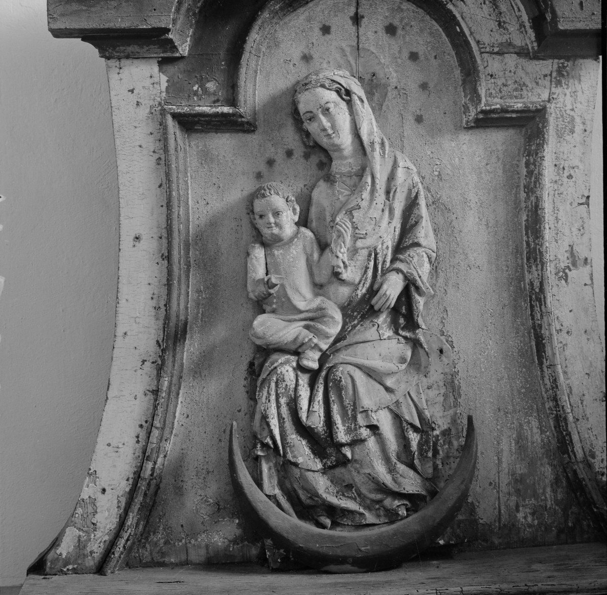 klasztor ss. Mniszek Benedyktynek - zbiory - płaskorzeźba Matki Boskiej z Dzieciątkiem /z XIV wieku/ z feretronu, skan 1