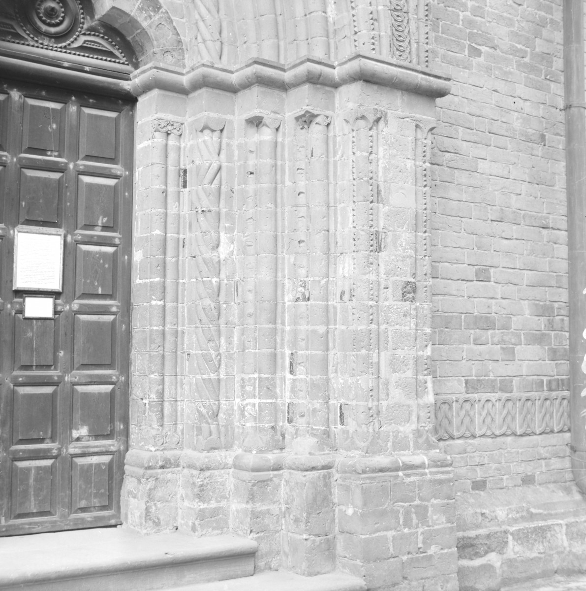 zespół klasztorny Dominikanów, kościół pw. św. Jakuba - portal północny - fragment, skan 1