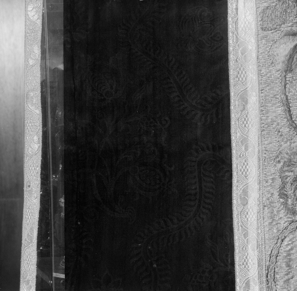 Skarbiec katedralny - ornat. Płn. Włochy (1620-40). Haft Polski. Fragment raportu wzoru boków., skan 1