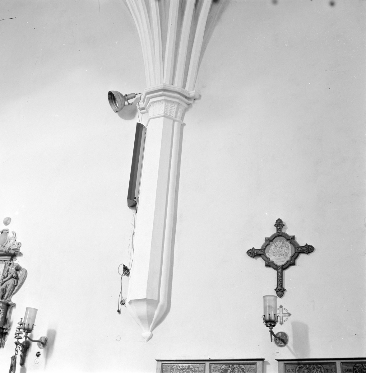 kościół pw. Najświętszej Maryi Panny Matki Pocieszenia /były Kościół Matki Bożej Pocieszenia/ - wnętrze - prezbiterium - służka sklepienia, skan 1