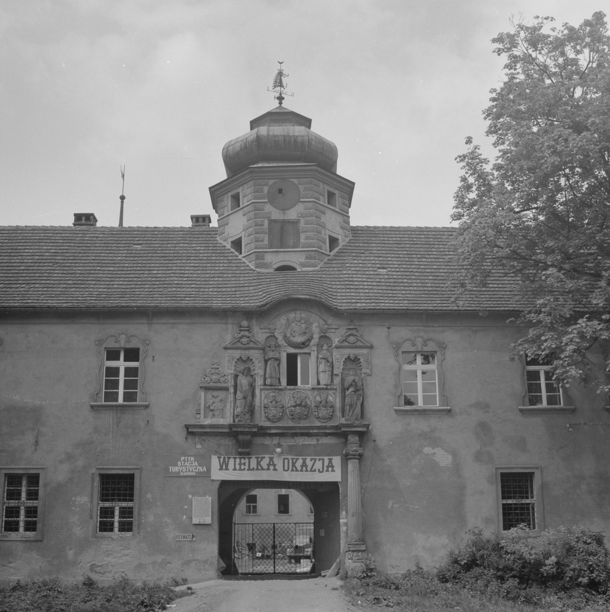 zamek Oppersdorffów - zamek dolny - elewacja frontowa wschodnia - brama - portal, skan 1