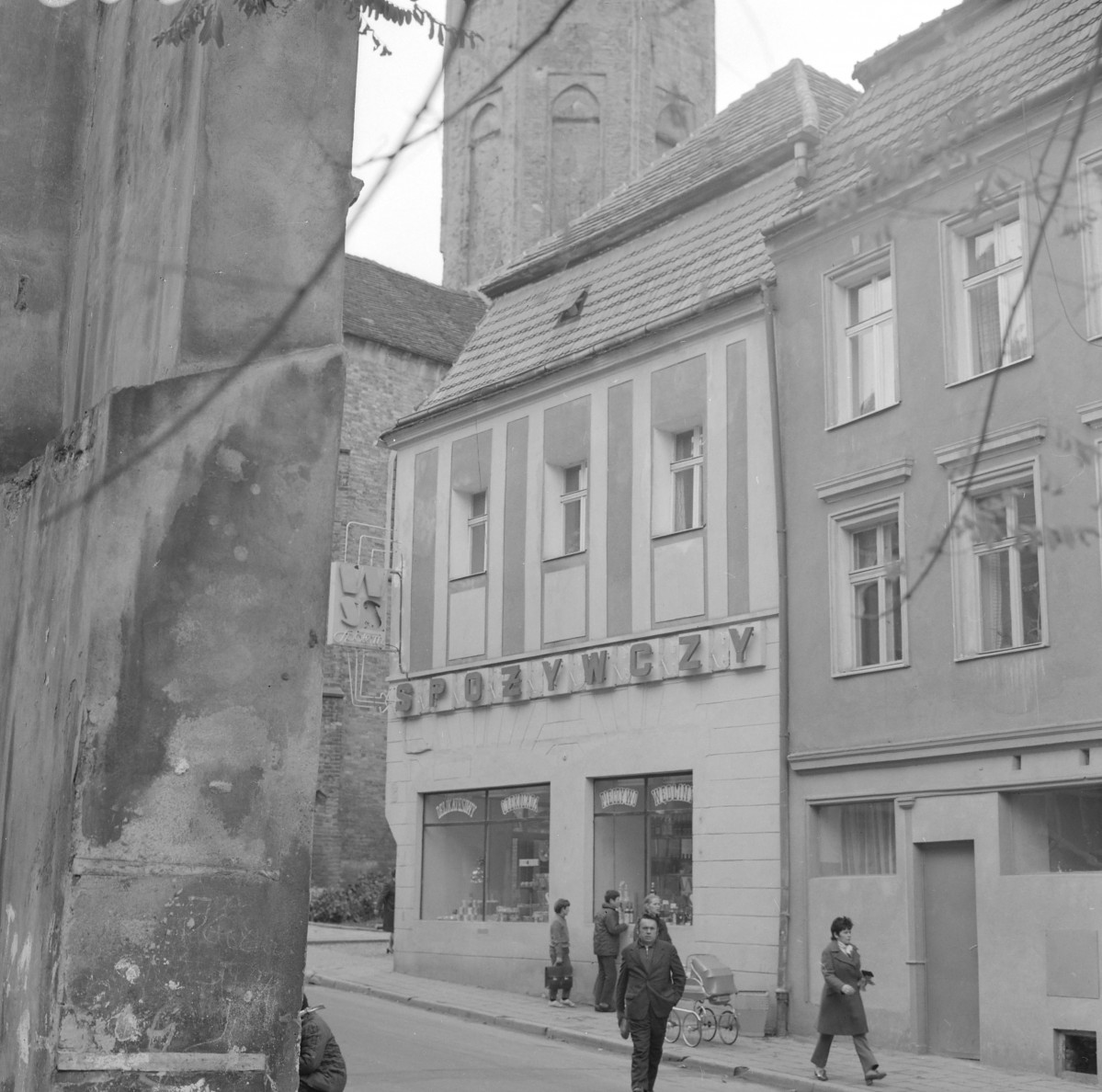 Zabudowa miejska, kamienice oraz fragment kościoła., skan 1