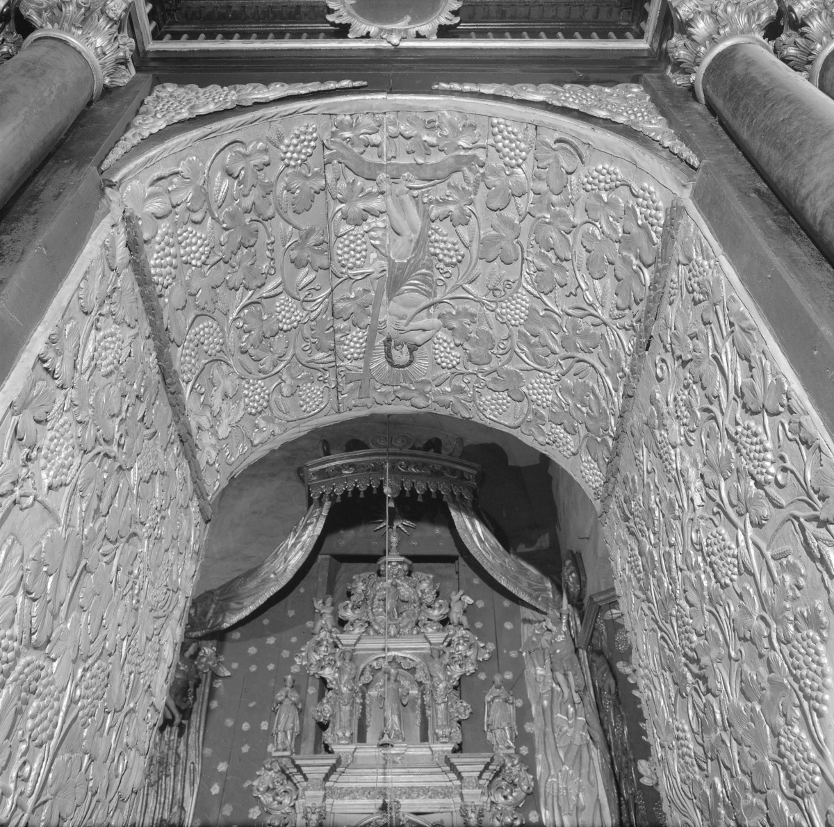 Kościół Wniebowzięcia Najświętszej Maryi Panny - wnętrze. Arkada wejściowa kaplicy. detale., skan 1