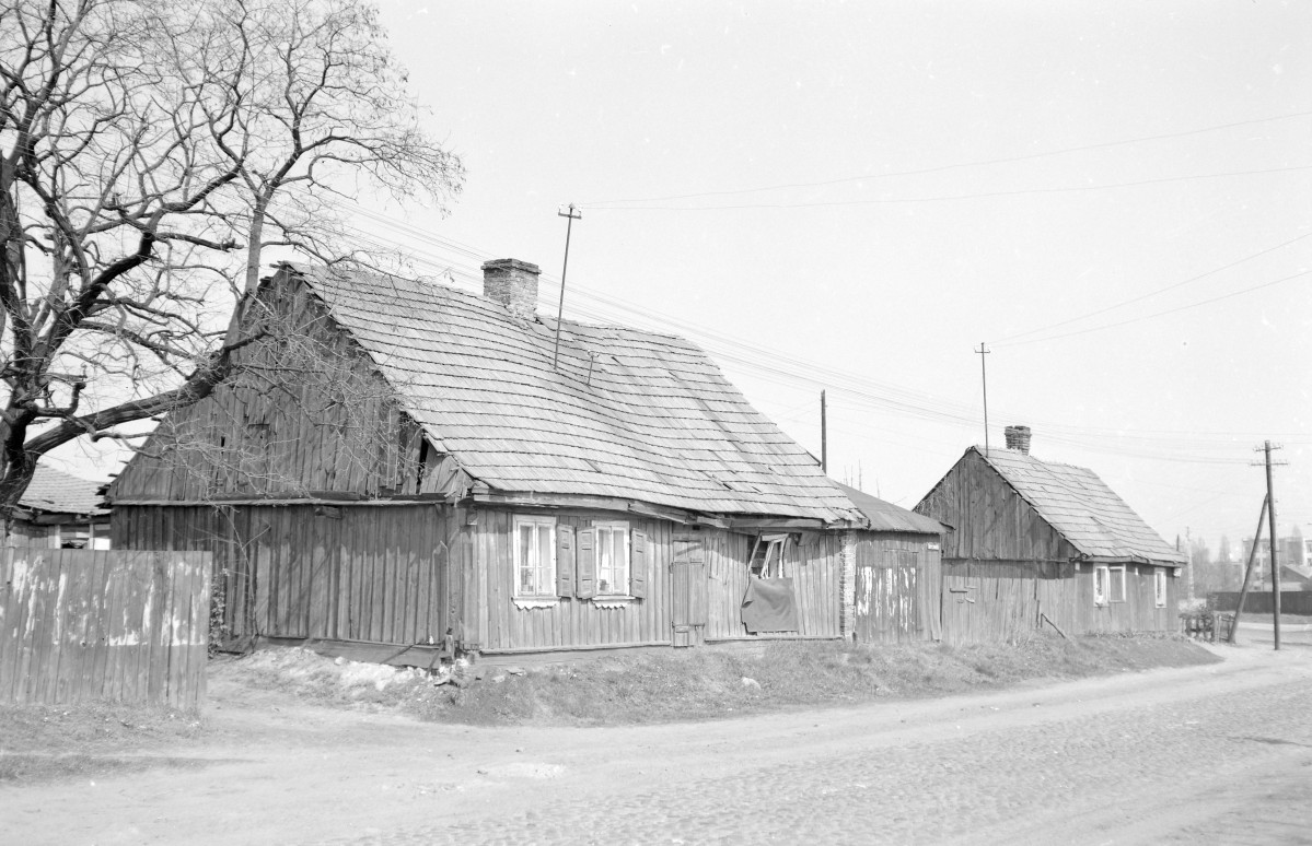 Dom mieszkalny. Zabudowa drewniana. Widok ogólny., skan 1