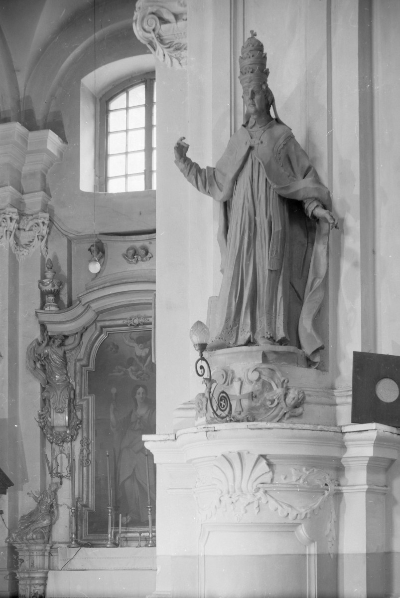 Bazylika mniejsza św. Anny - wnętrze: prawa nawa z figurą na cokole, jest to jeden z Doktorów KOścioła, skan 1