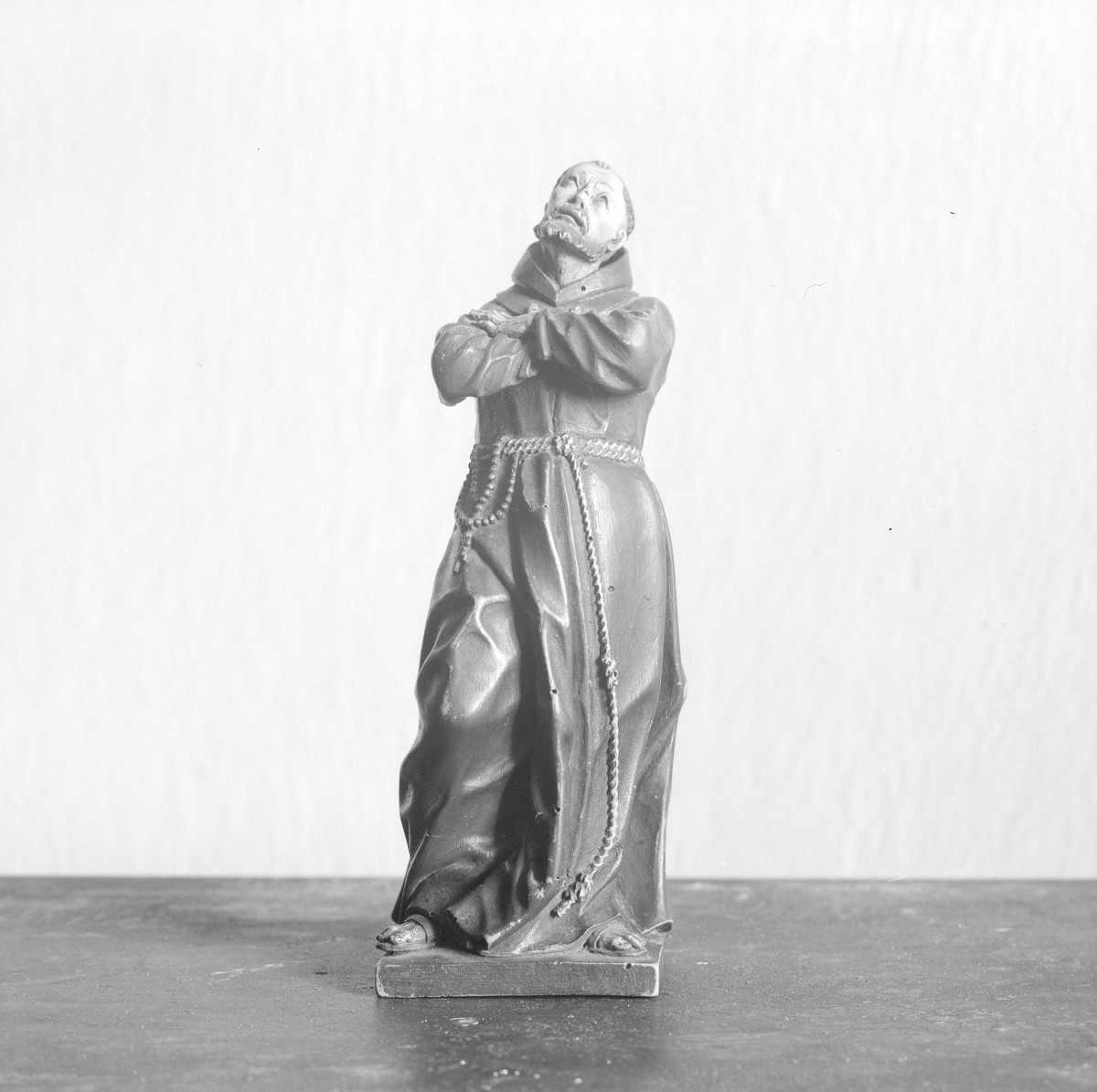 klasztor ss. Mniszek Benedyktynek - zbiory - rzeźba św. Franciszka z XVIII w., skan 1