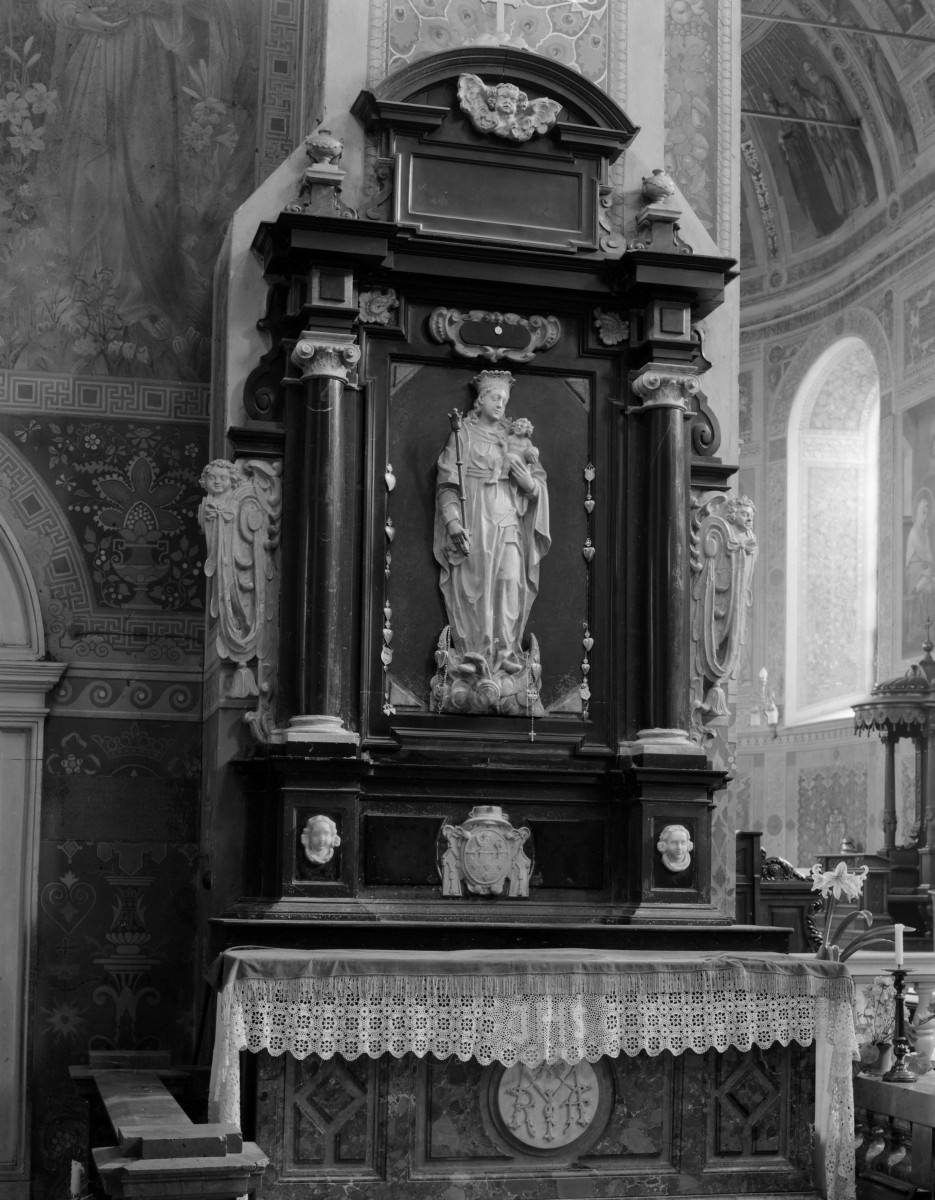 kościół pw. Wniebowzięcia Najświętszej Maryi Panny i św. Zygmunta - wnętrze - nawa boczna północna - ołtarz boczny Matki Bożej Mazowieckiej, skan 1