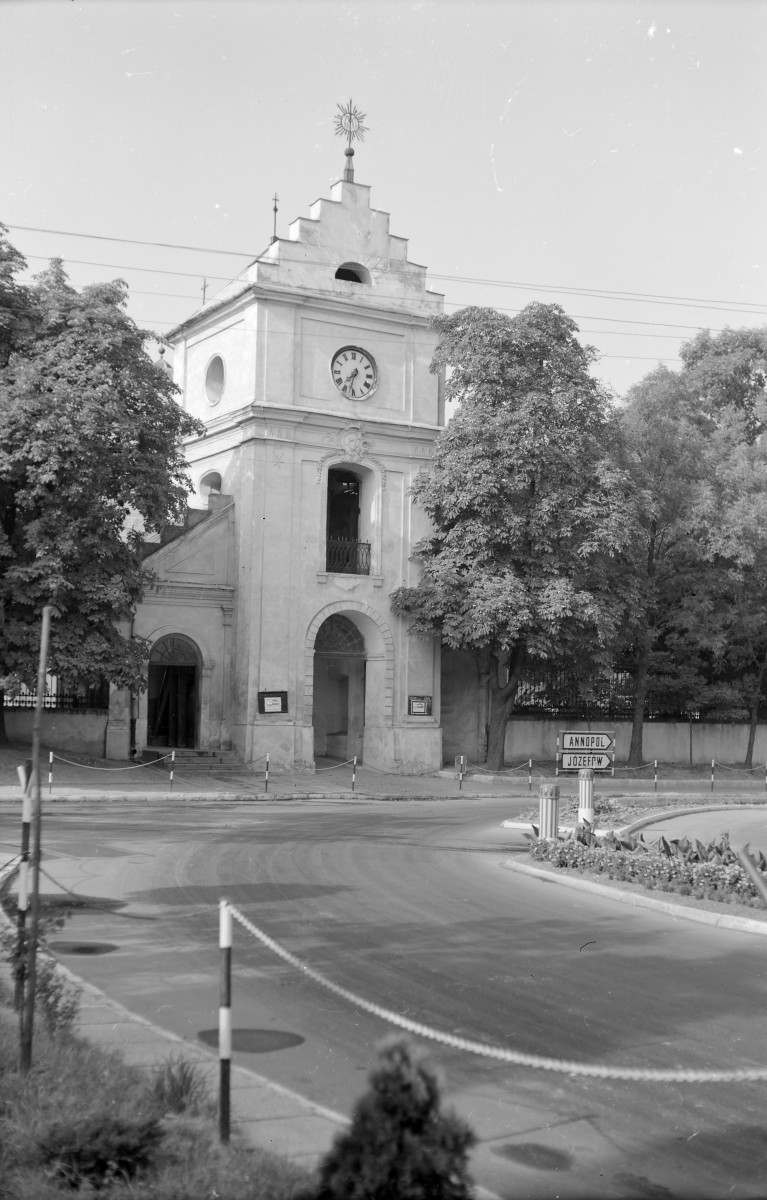 Kościół Wniebowzięcia NMP - elewacja frontowa dzwonnicy od strony rynku, skan 1