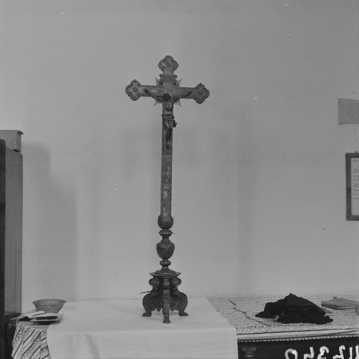 kościół pw. św. Jakuba Apostoła i św. Agnieszki, Dziewicy i Męczennicy - zbiory - krzyż /M. Kondziołka/, skan 1
