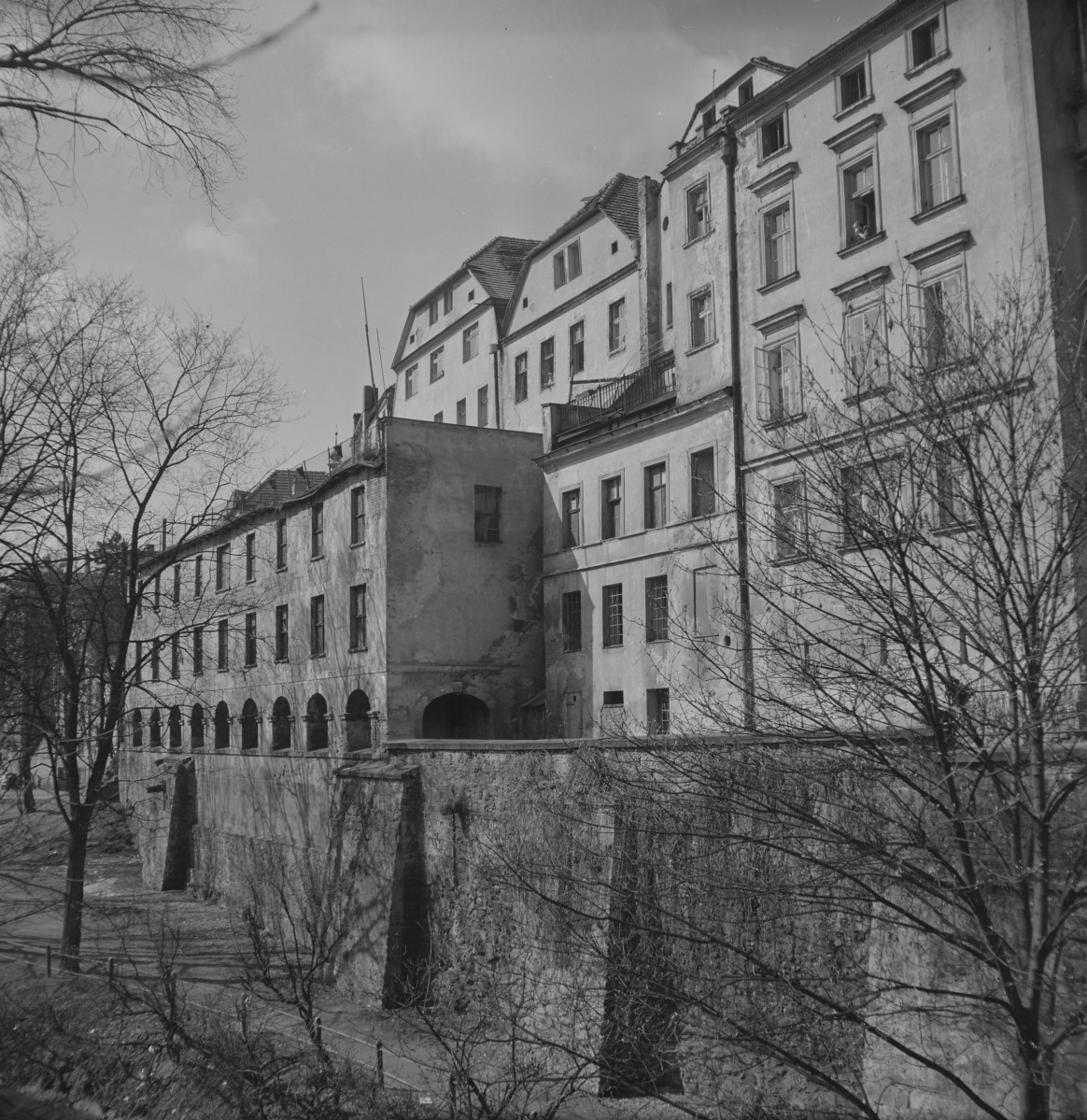 zabudowa miasta - fragment z kamienicami nad Kanałem oraz murami miejskimi, skan 1