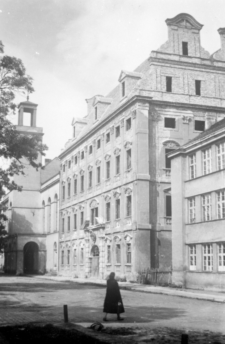 pozostałości zamku, tzw. Pałac Luizy - elewacja frontowa, skan 1