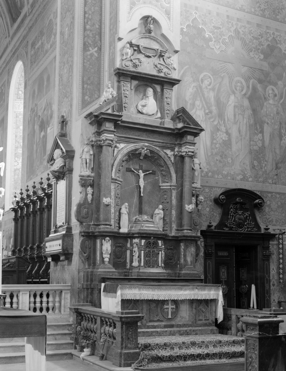 kościół pw. Wniebowzięcia Najświętszej Maryi Panny i św. Zygmunta - wnętrze - nawa boczna południowa - ołtarz boczny Ukrzyżowanie, skan 1