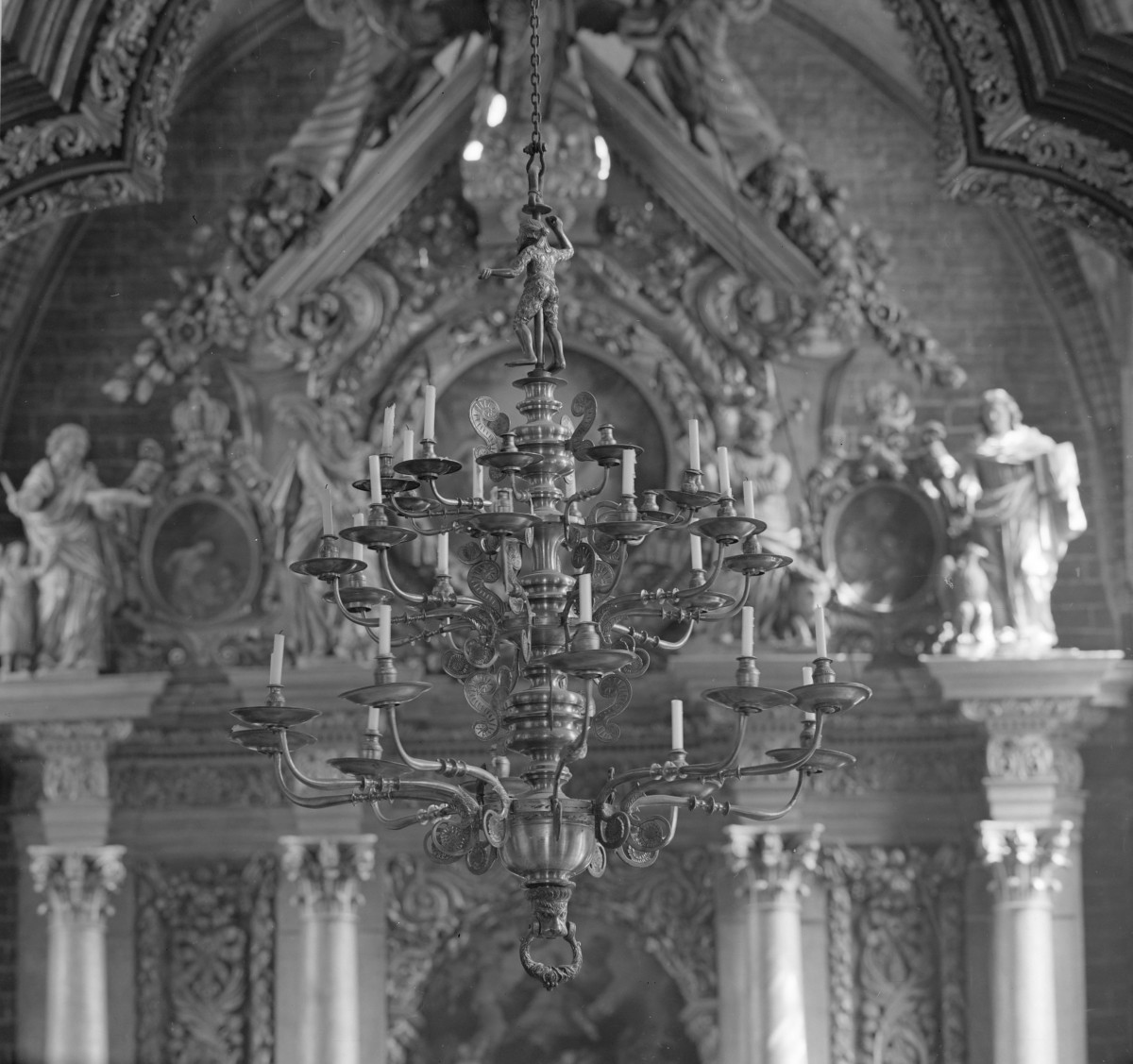 kościół pw. Wniebowzięcia Najświętszej Maryi Panny - wnętrze - świecznik / żyrandol / pająk, skan 1