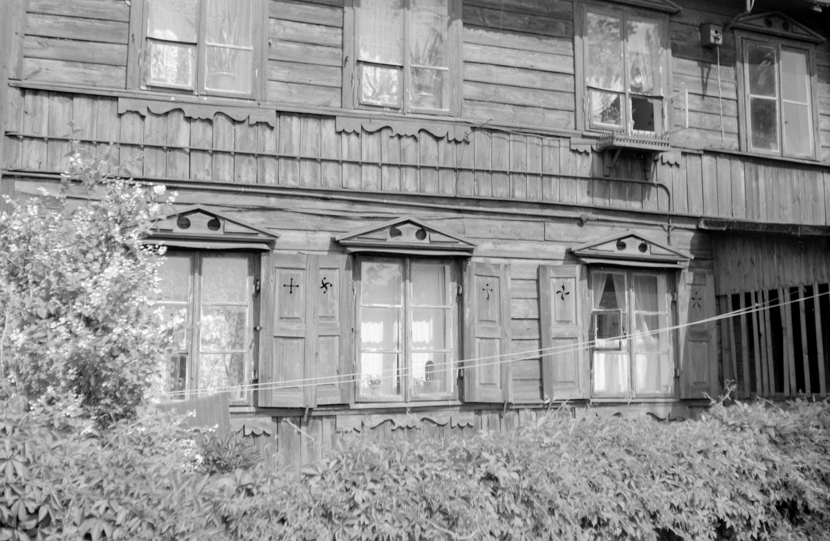 drewniany budynek mieszkalny - elewacja frontowa - fragment, skan 1