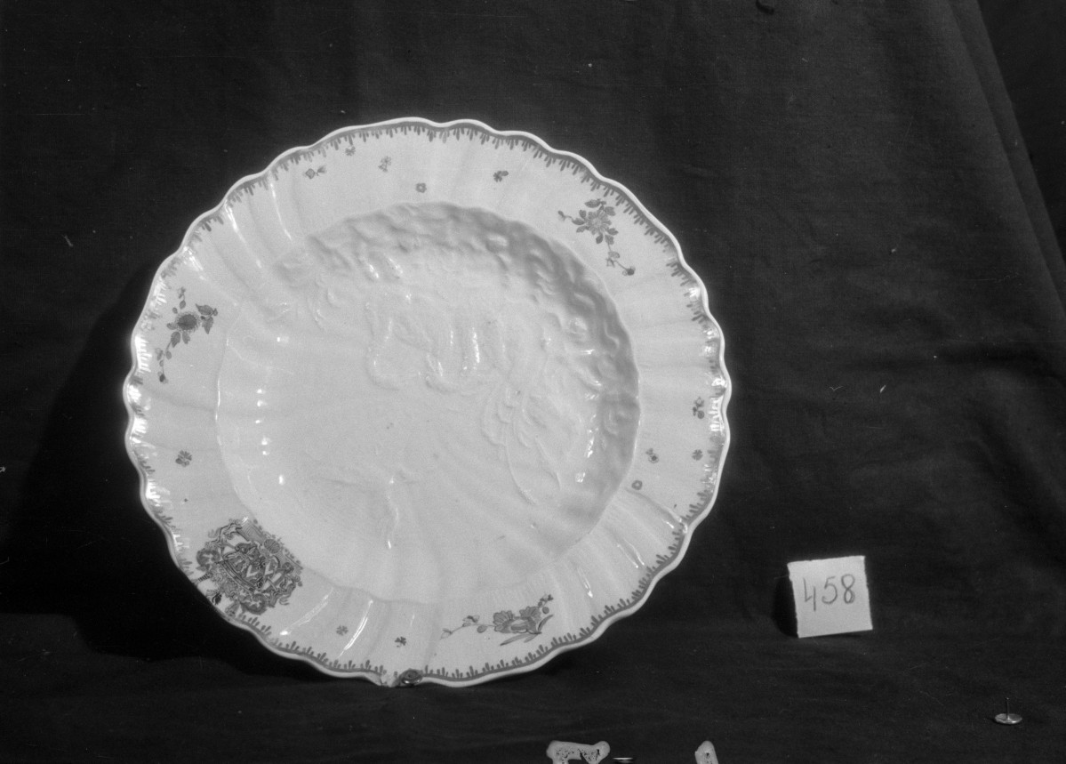 Muzeum Pomorskie w Gdańsku - talerz porcelanowy z serwisu łabędziowego  "Miśnia", srednica 235 mm, skan 1