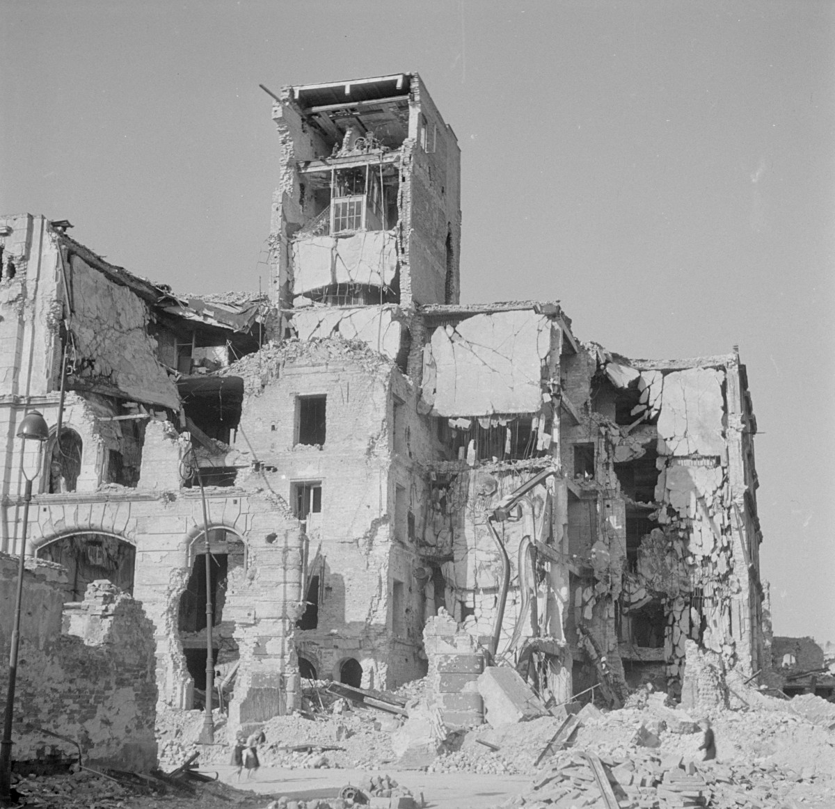 Zrujnowany pasaż Simonsa - widok ogólny. Budynek mieścił się ul. Długa 50 róg Nalewki 2. , skan 1