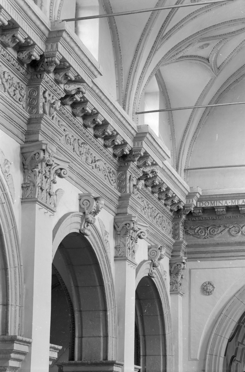katedra Zmartwychwstania Pańskiego i św. Tomasza Apostoła - wnętrze: gzymsowanie i pilastry w nawie głównej, skan 1