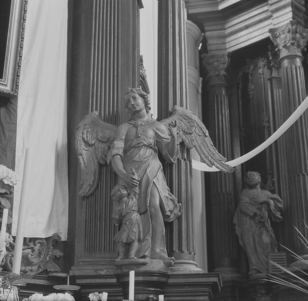 kościół reformatów pw. Niepokalanego Poczęcia Najświętszej Marii Panny - rzeźba anioł stróż, skan 1