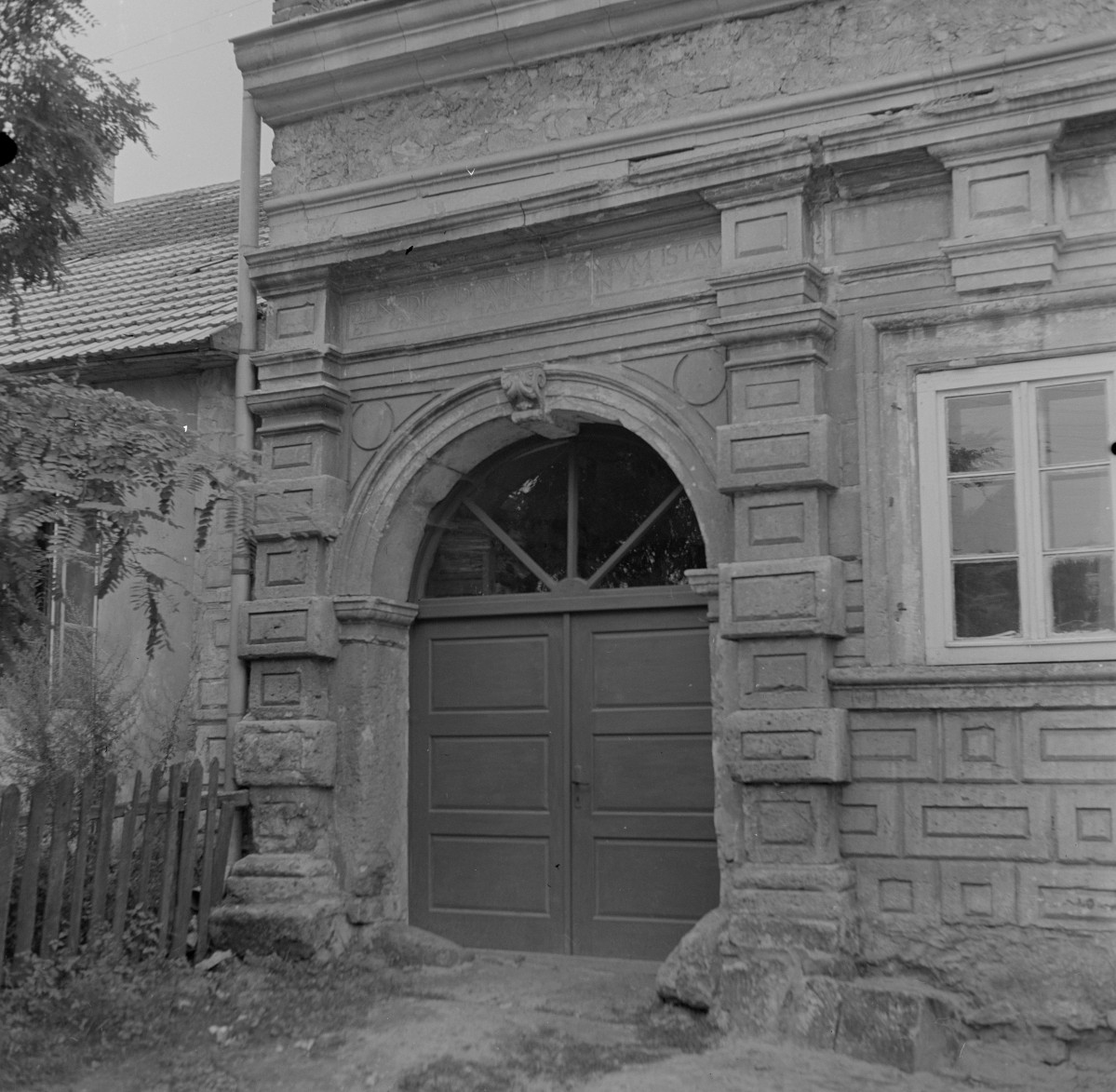 dom, d. drukarnia ariańska - widok od frontu, portal, skan 1