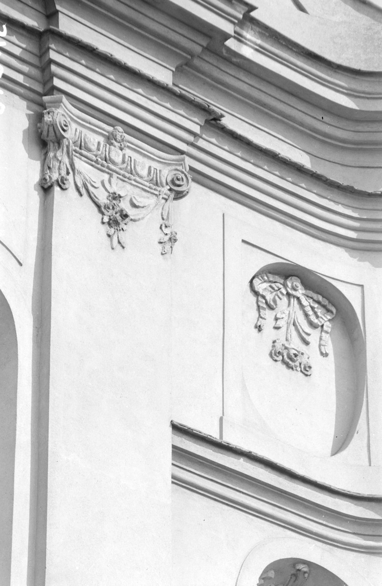 kościół Wniebowzięcia NMP - elewacja zach. pilaster i dekor, skan 1