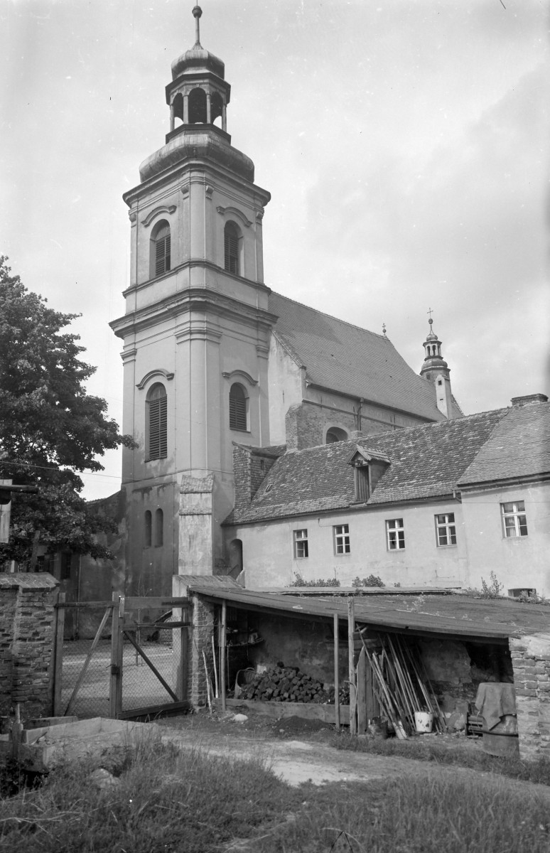 klasztor Franciszkanów - elewacja i barokowa wieża, skan 1