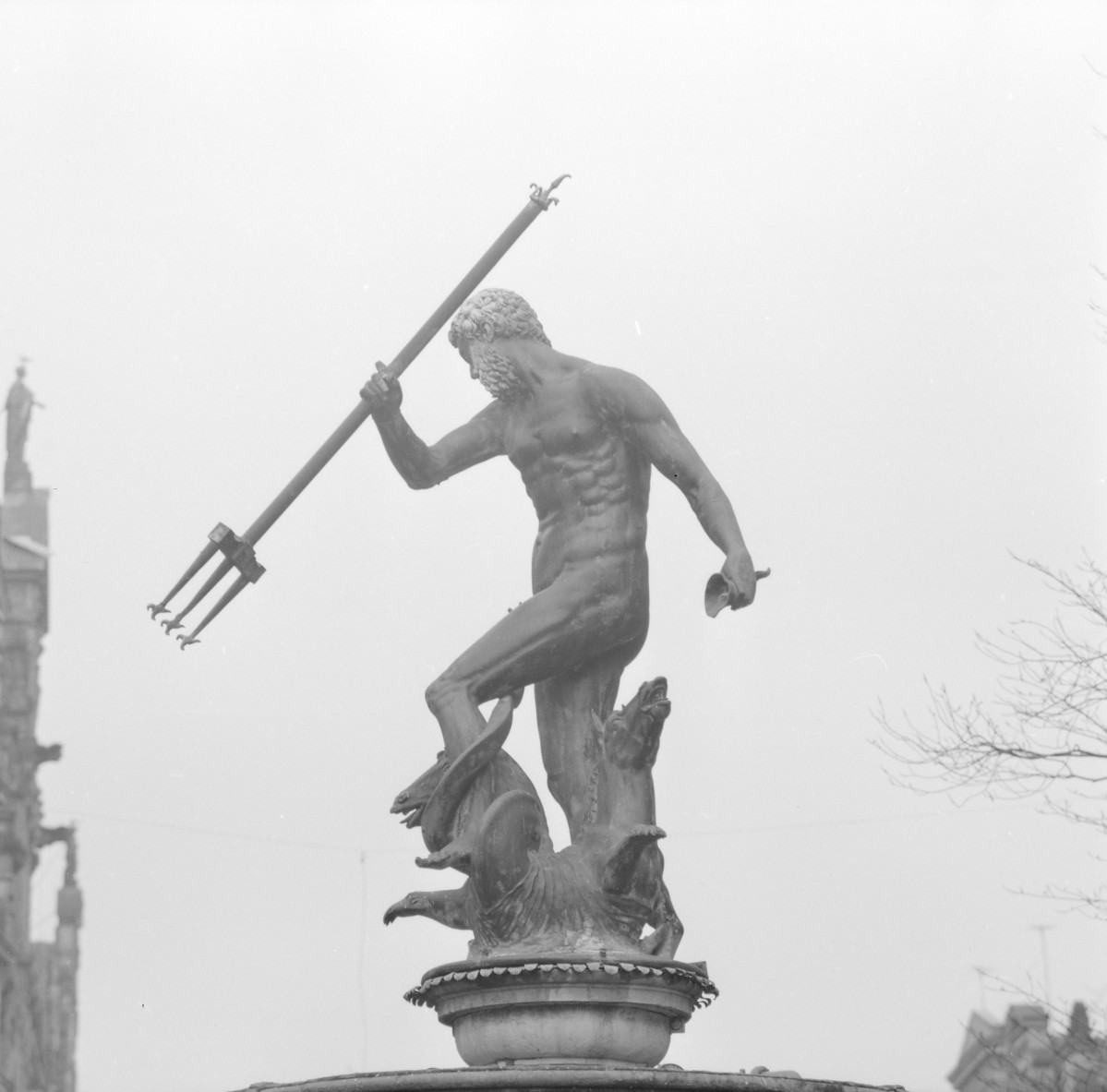 fontanna Neptuna - Neptun widok z boku, skan 1