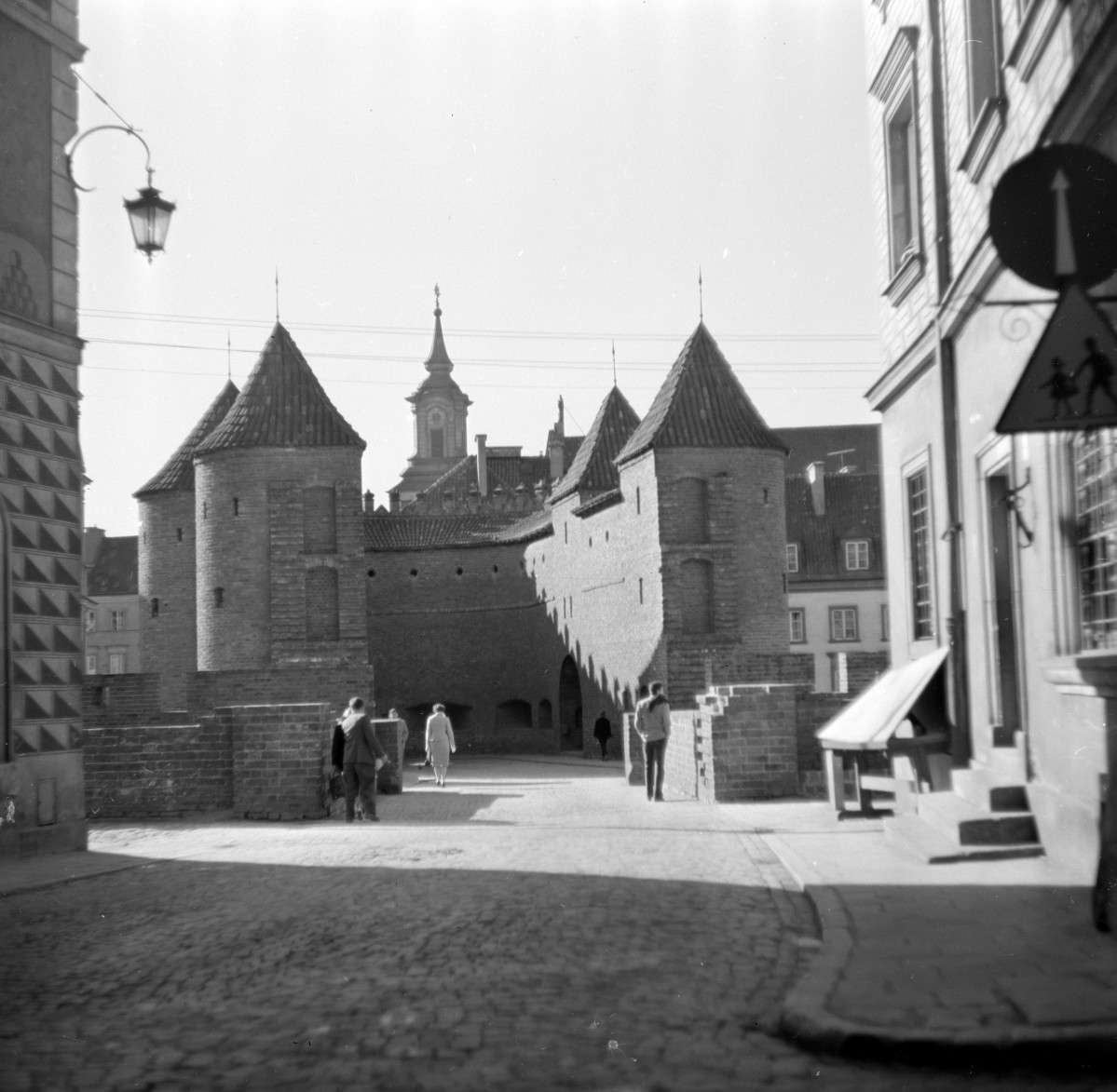 Barbakan - widok od strony ul. Nowomiejskiej, skan 1