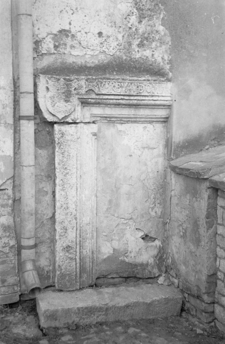 Zespół klasztoru augustianów - zamurowany portal, skan 1