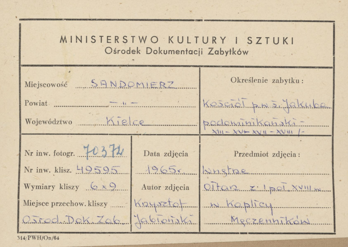  Zespół klasztorny Dominikanów - kościół, wnętrze, widok ołtarza w kaplicy Męczenników - metryczka, skan 1