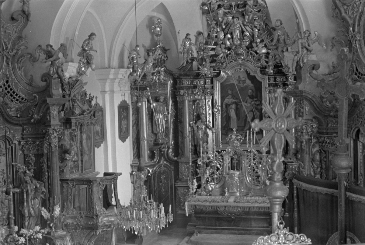 kościół pw. św. Piotra i św. Pawła - wnętrze - ołtarz i ambona, skan 1