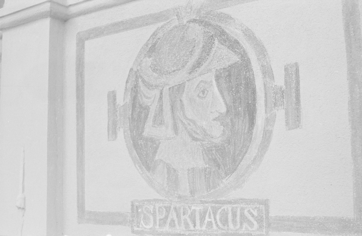 fragment polichromii na elewacji frontowej ratusza w Poznaniu przedstawiającej Spartakusa (SPARTACUS) , skan 1