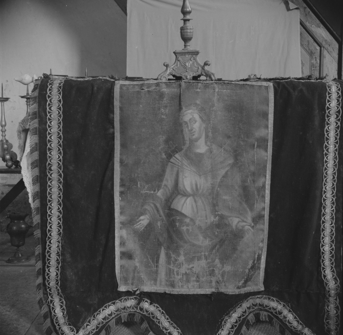 kościół filialny pw. św. Wawrzyńca - czarna chorągiew z "Matką Boską", skan 1
