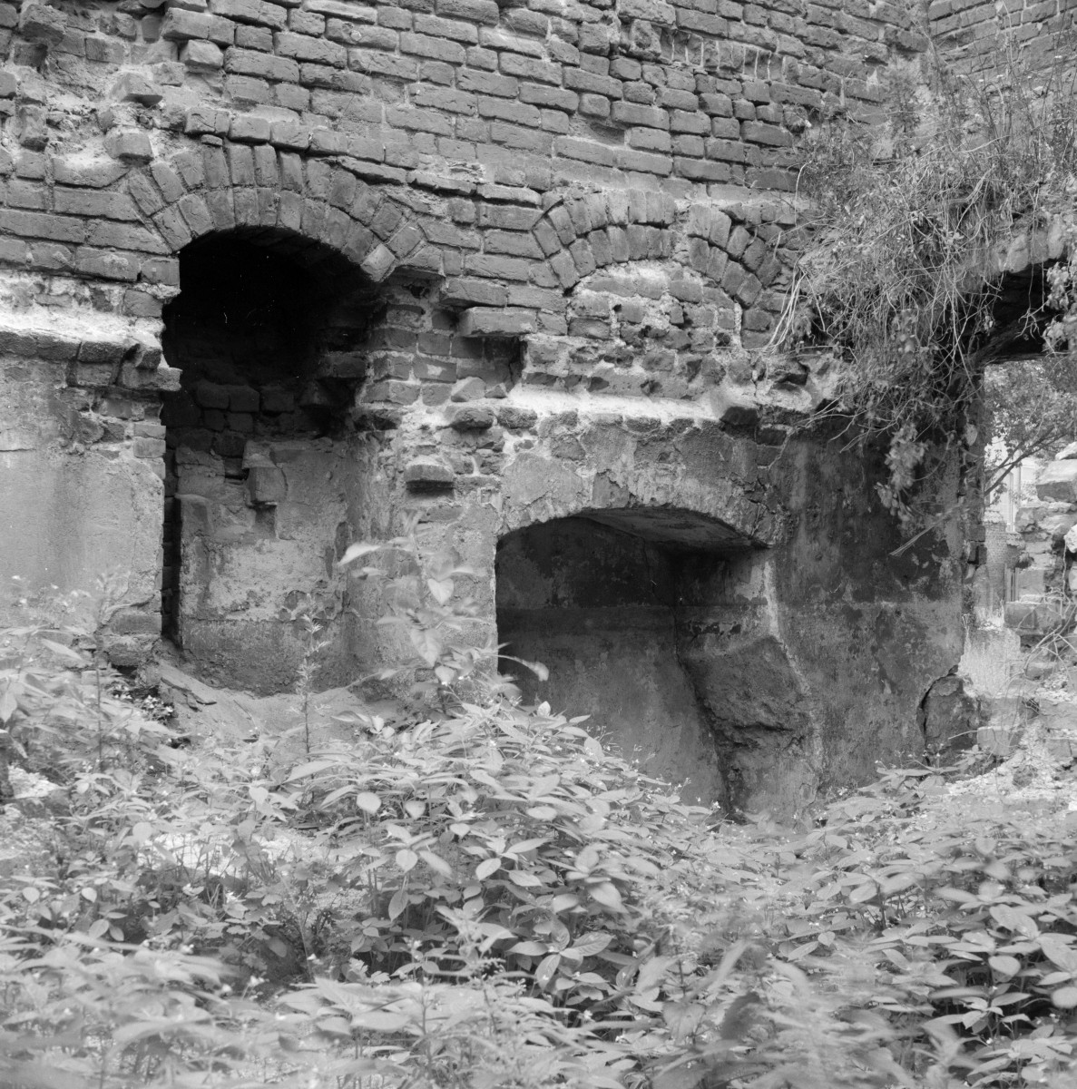 zespół klasztorny dominikanów, kościół pw. Najświętszej Marii Panny, obecnie galeria sztuki EL - budynek zachodni, część środkowa, fragment wnętrza, skan 1