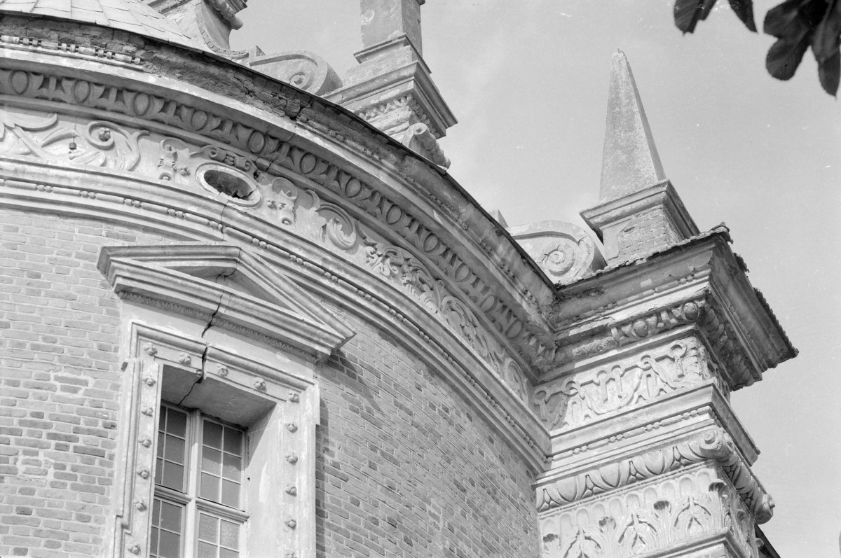 kościół parafialny pw. św.św. Floriana i Katarzyny - prezbiterium - fragment elewacji ze szczytem, skan 1