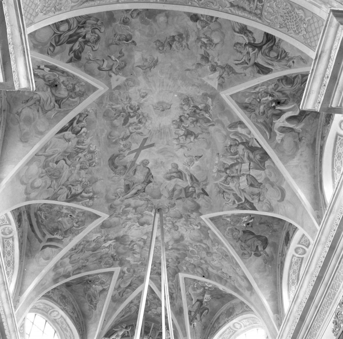 klasztor Franciszkanów - sklepienie prezbiterium "Tron Trójcy Świętej", skan 1