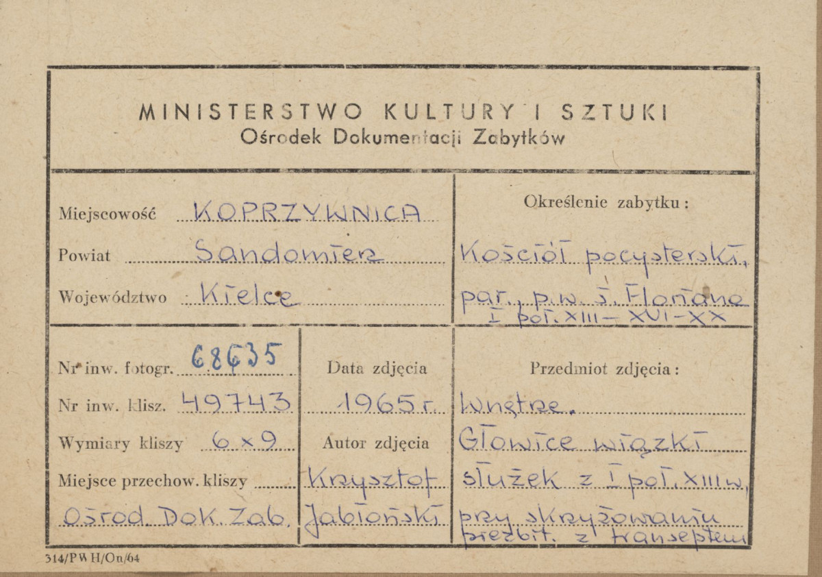 Zespół klasztorny - kościół, wnętrze , widok na kapitele wiązki służek przy skrzyżowaniu prezbiterium z transeptem  -  metryczka, skan 1