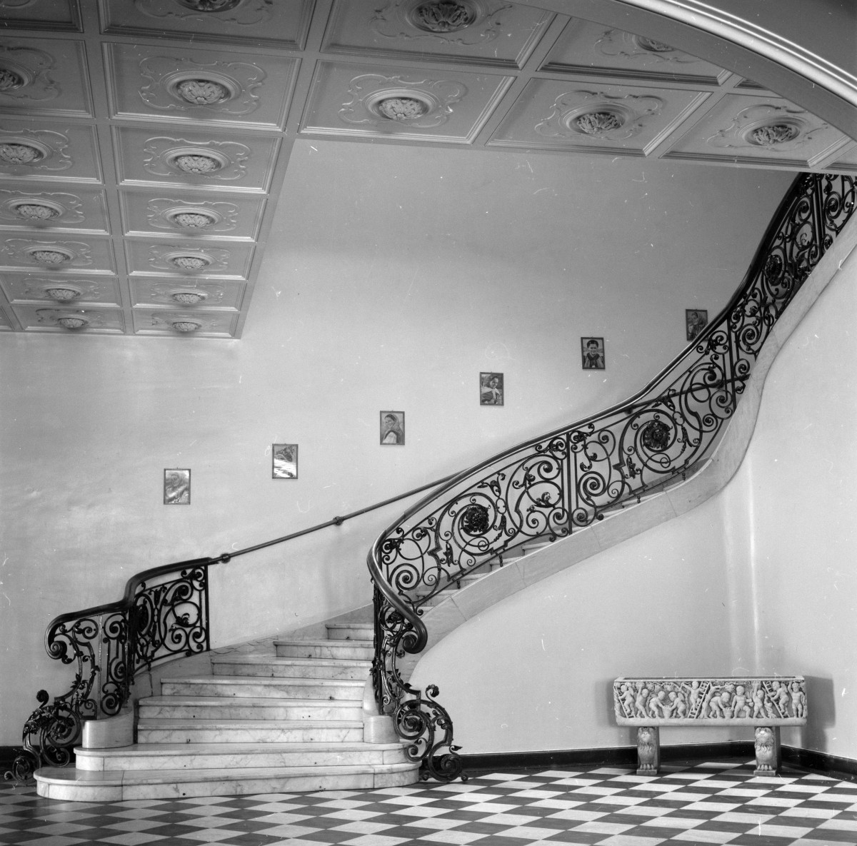 pałac von Strachwitzów - wnętrze - parter - hall, skan 1