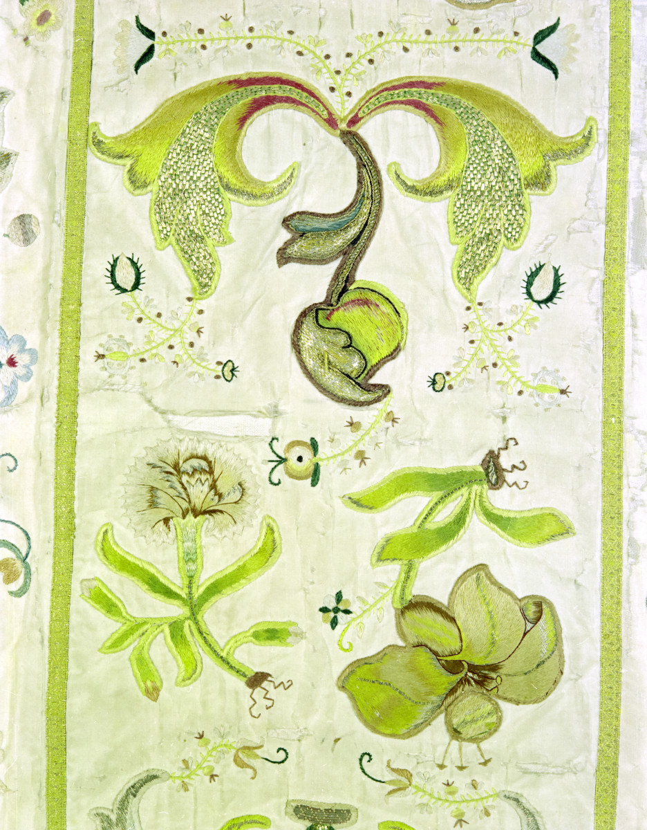 klasztor Benedyktynek - zbiory - materiał z haftem - fragment, skan 1