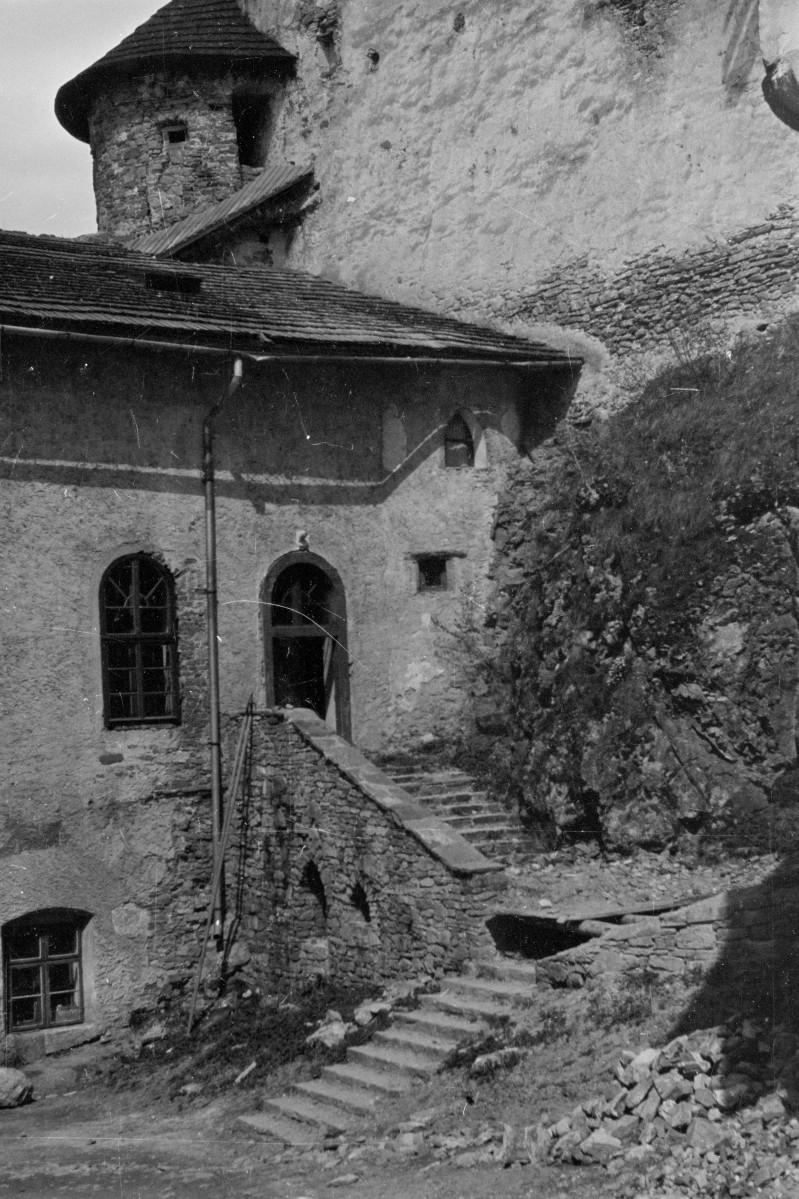 zamek - fragment dziedzińca, skan 1