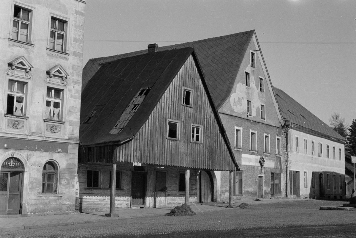 elewacja frontowa podcieniowego domu drewnianego, rynek 1, skan 1