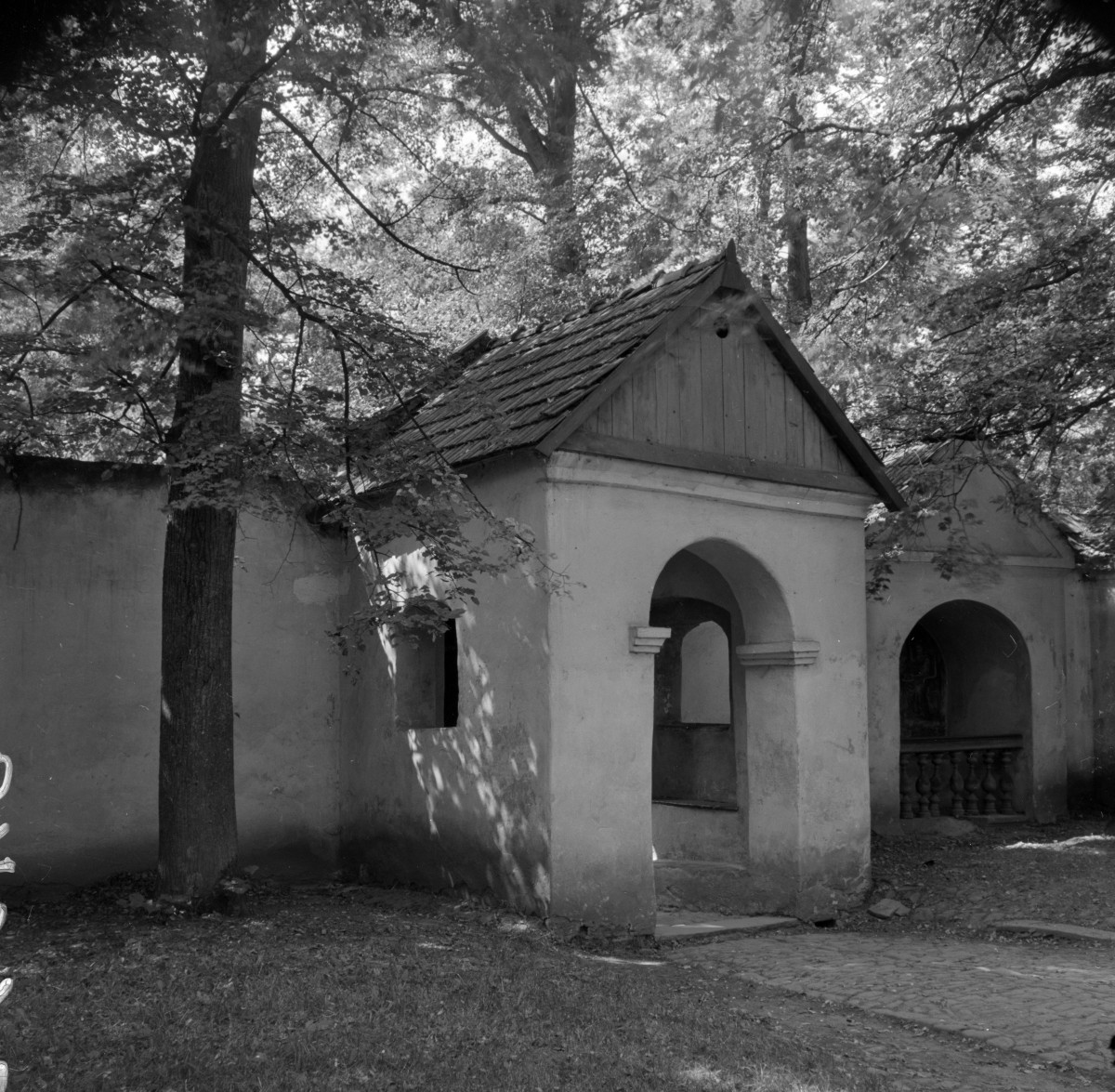 kościół św. Anny - ogrodzenie, brama od strony zach., skan 1