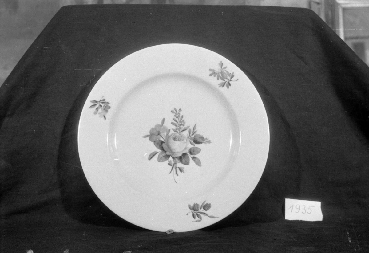 Muzeum Pomorskie w Gdańsku, talerz "Baranówka", wzór w kwiaty, skan 1