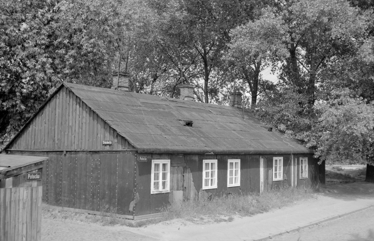 drewniany budynek mieszkalny - elewacja frontowa, skan 1
