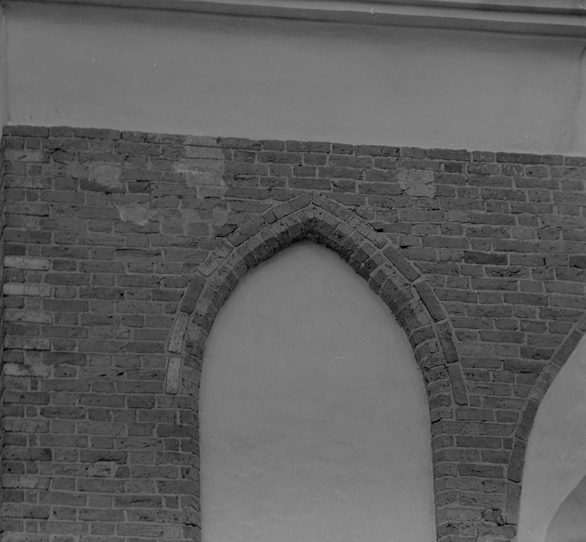 Bazyliki Wniebowzięcia NMP - fragment, zwieńczenie ostrołukowe blendy w transepcie, skan 1