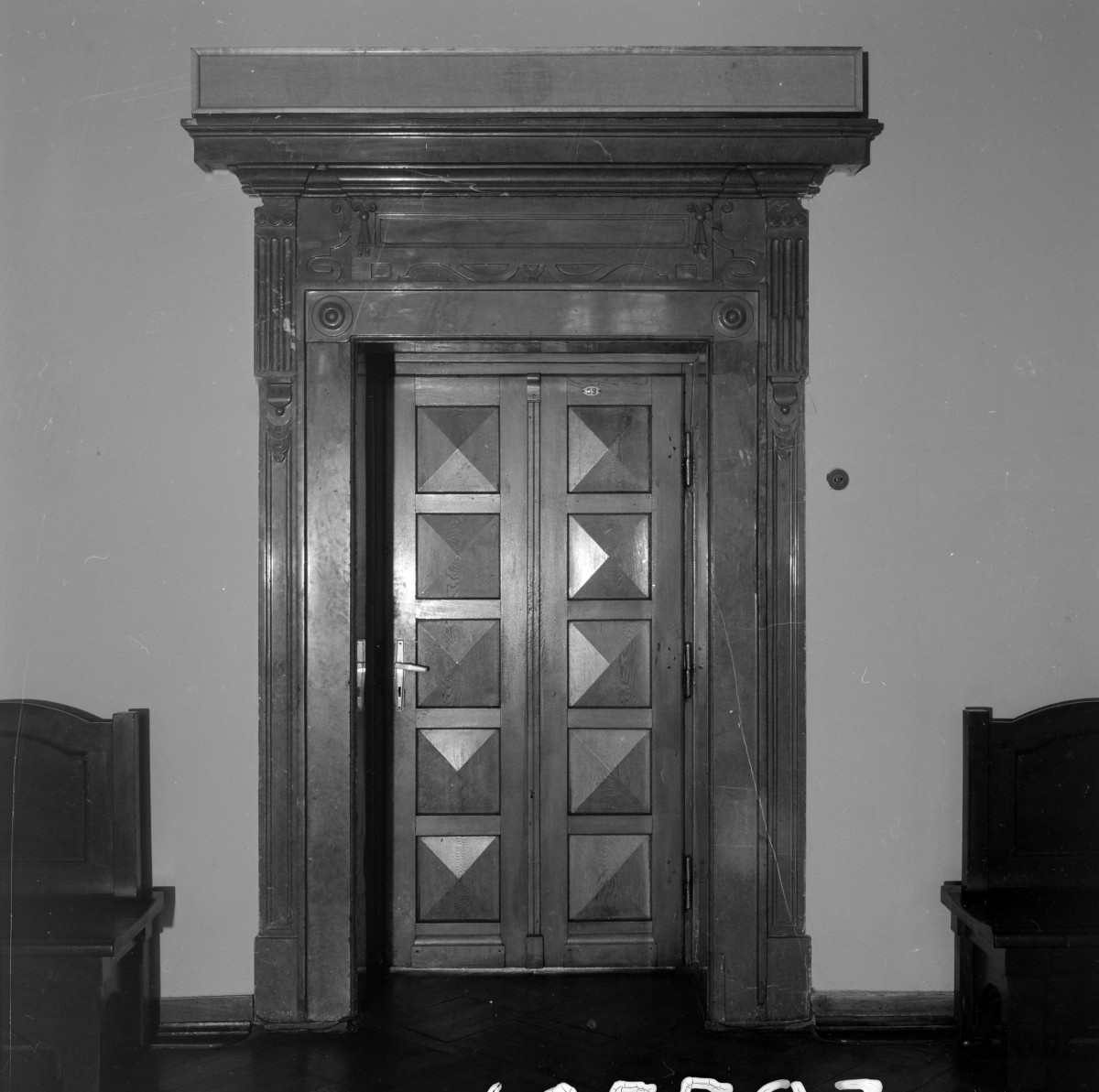 pałac Biskupów Krakowskich - d. sala wejściowa - portal do sali jadalnej /portretowej/, skan 1