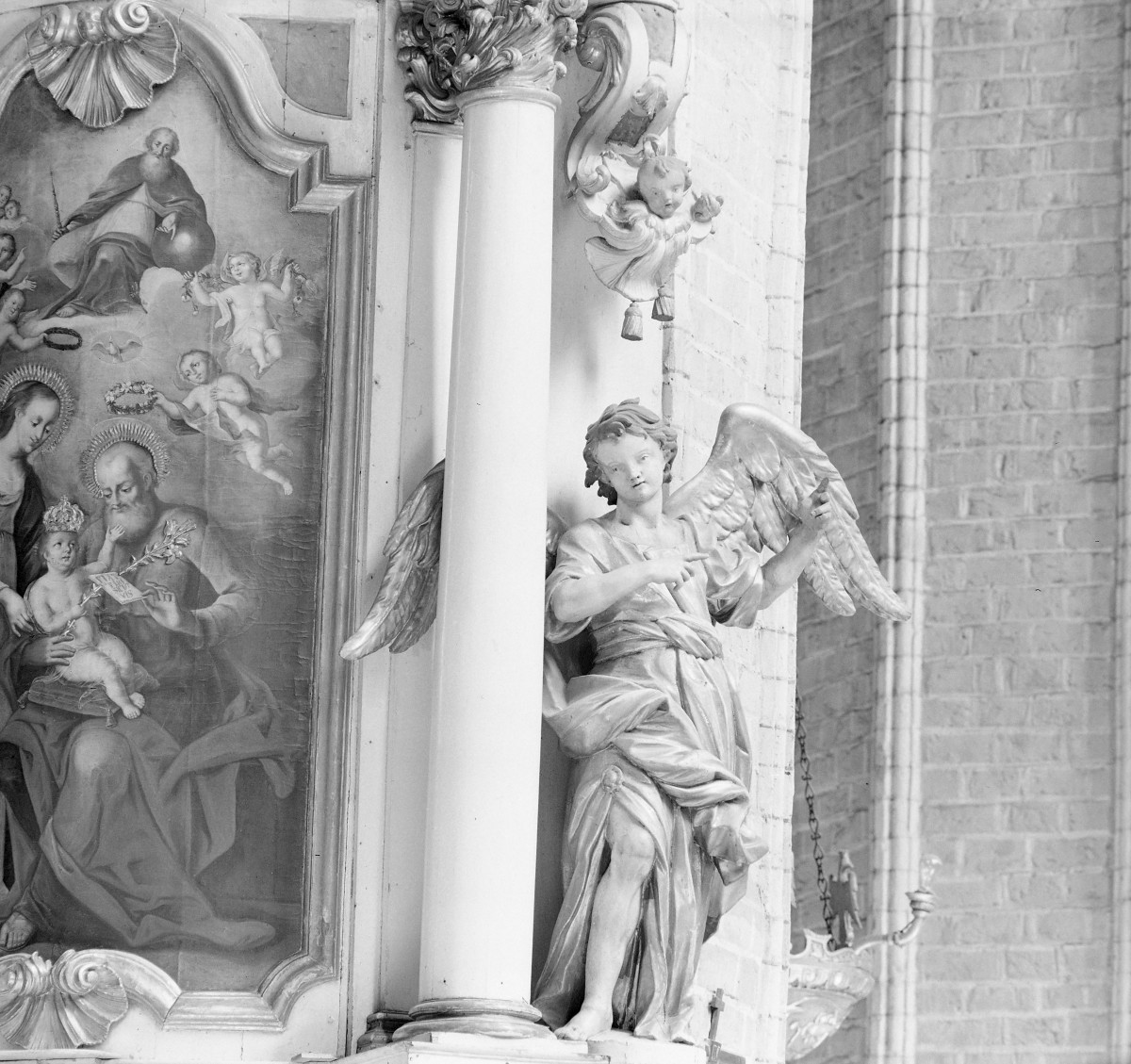 kościół pw. Wniebowzięcia Najświętszej Maryi Panny - wnętrze - nawa gółwna - ołtarz boczny Świętej Rodziny - rzeźba anioła, skan 1