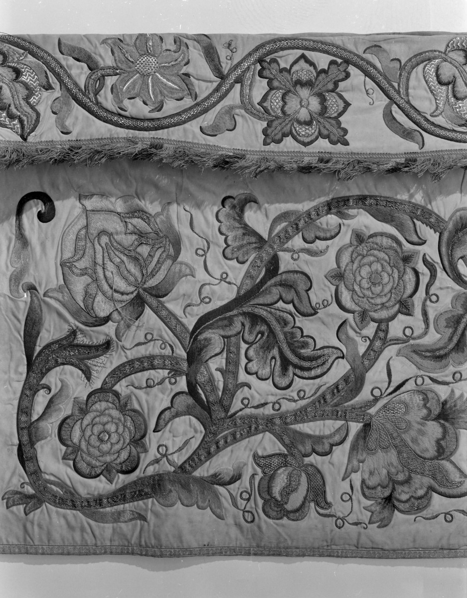 klasztor Benedyktynek - zbiory - materiał z haftem - fragment, skan 1