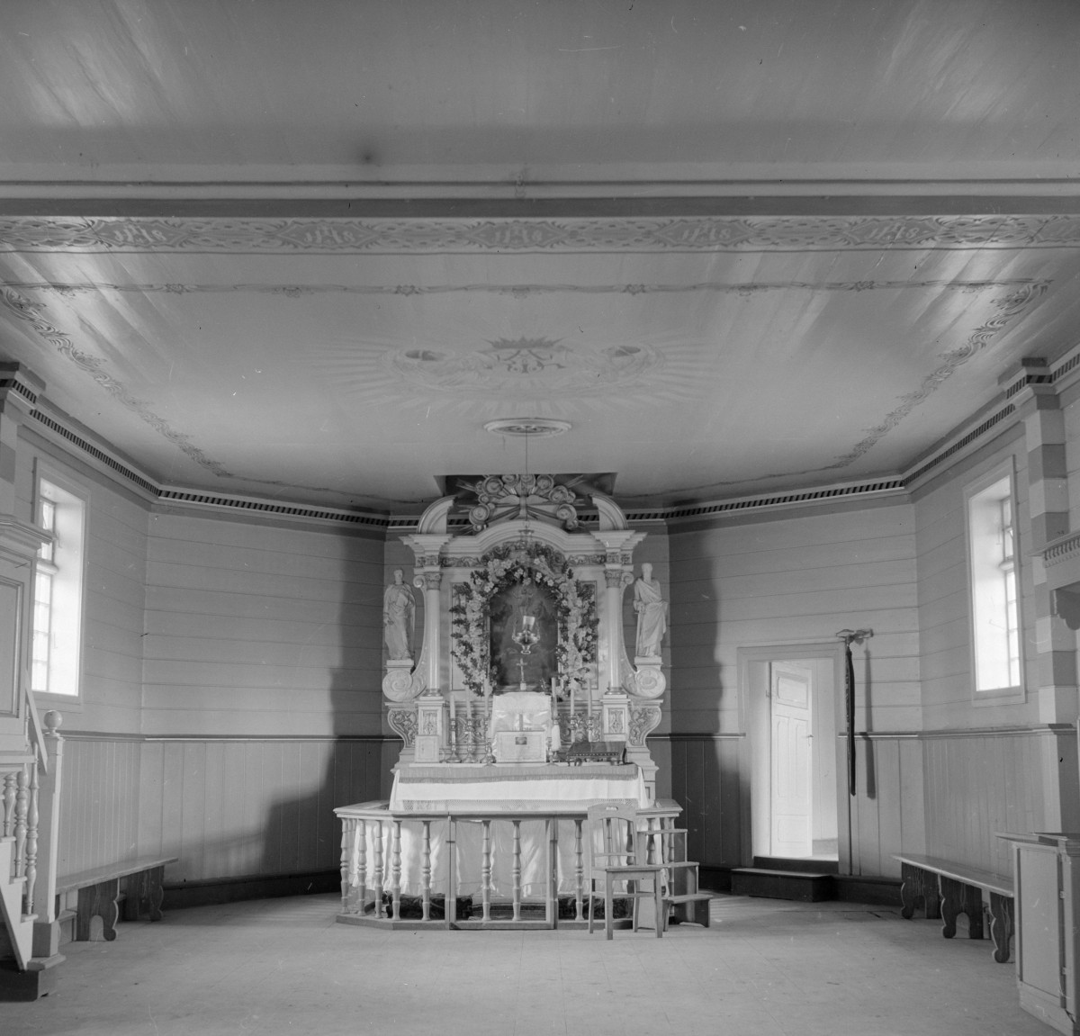 kościół pw. Matki Boskiej Częstochowskiej - wnętrze - prezbiterium - ołtarz, skan 1