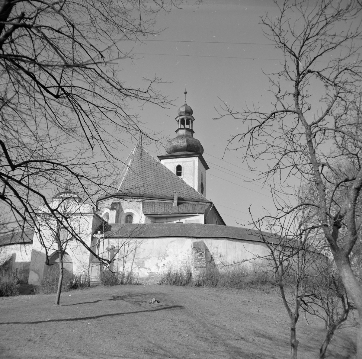 Kościół św. Marcina - widok ogólny.  Obrodzenie z portalem wejściowym. Wieża z barokowym hełmem., skan 1