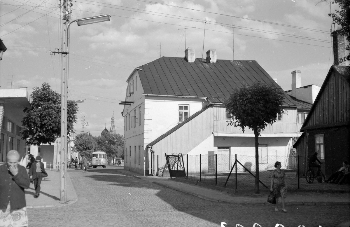 dom dawna ul. Czerwonego Krzyża 1 - widok ogólny, skan 1